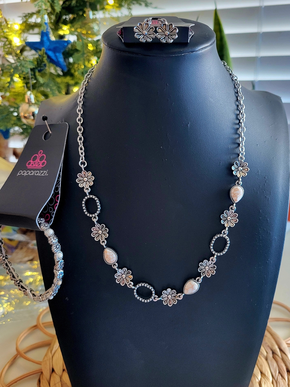 Paparazzi Silver Daisy Link Necklace with Cream Accents
